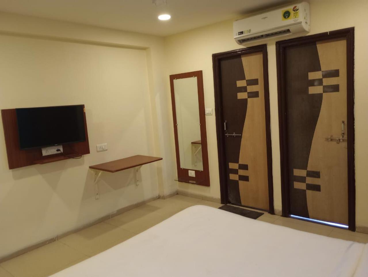 Hotel Aura Inn อินดอร์ ภายนอก รูปภาพ